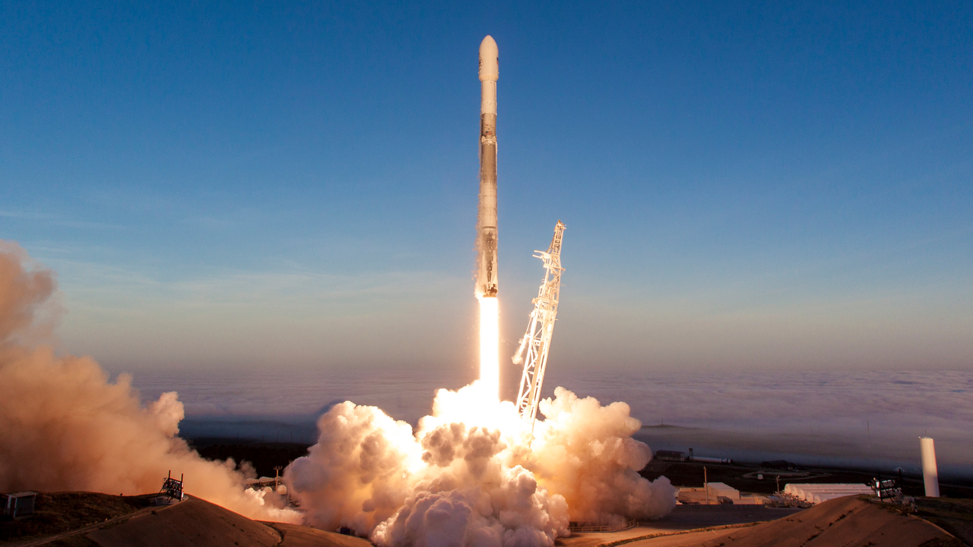 Falcon 9 lifts off with its Iridium-5 payload
