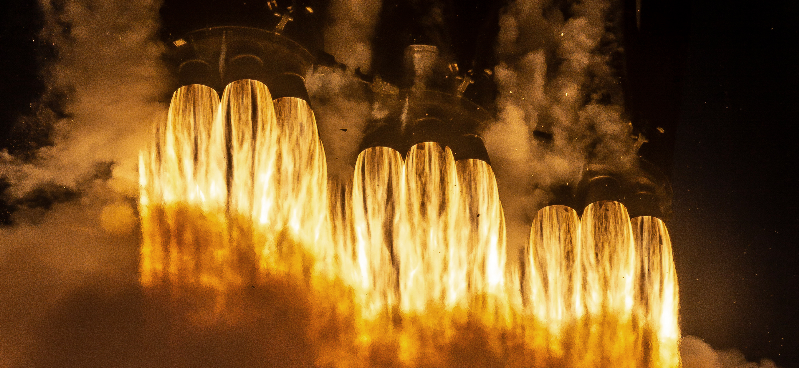 All 27 Merlin engines lit on Falcon Heavy
